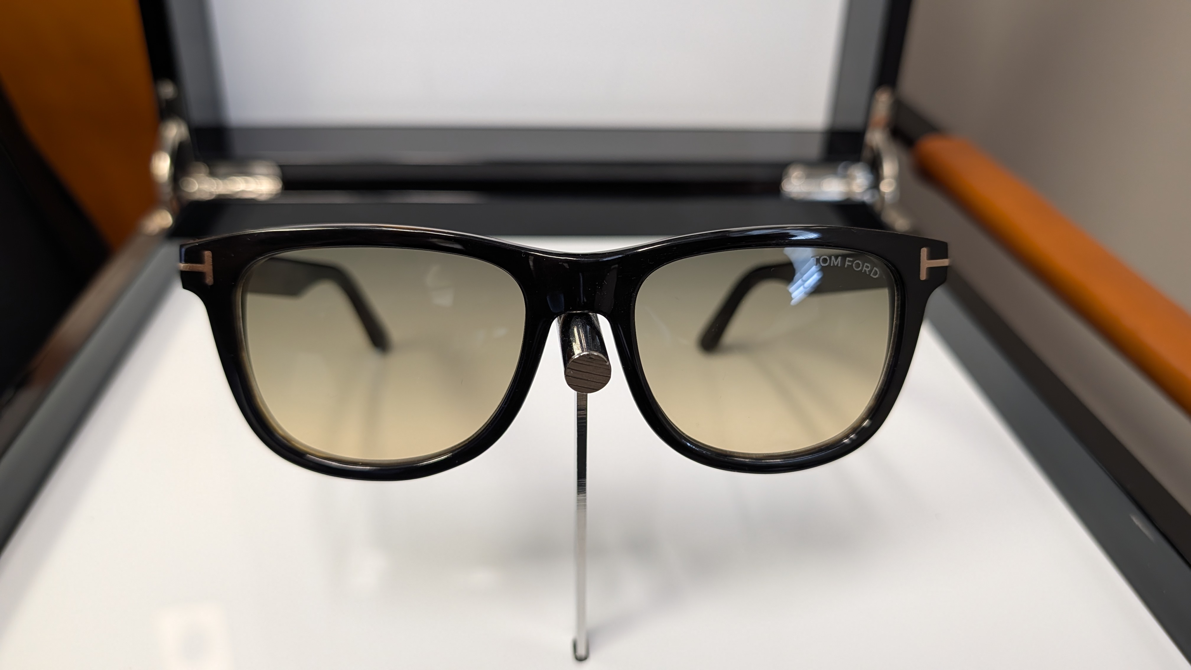 Tom Ford cateye sunglasses in gradient tortoiseshell with light tinted lenses, acetate and metal frame