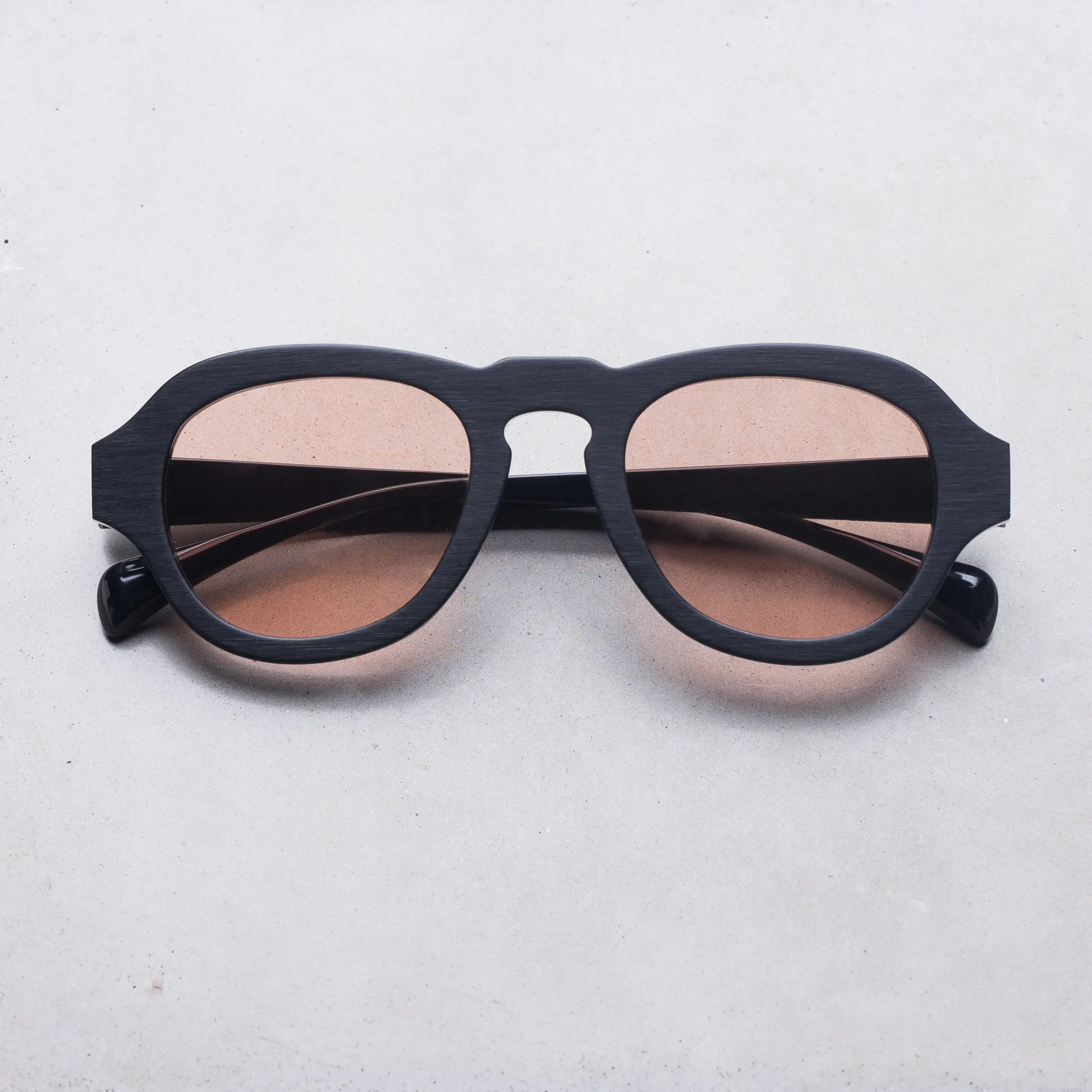 02 BLACK