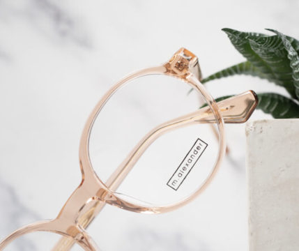 Transparent eyewear is having a moment! These glasses are practically invisible, letting your natural beauty shine through. They come in a wide variety of shapes to flatter any face. Plus, they’re effortlessly stylish – perfect for accenting any outfit.
